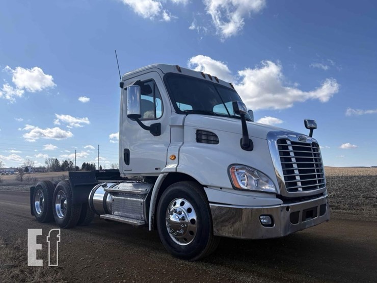 2013-freightliner-cascadia-125-image-2