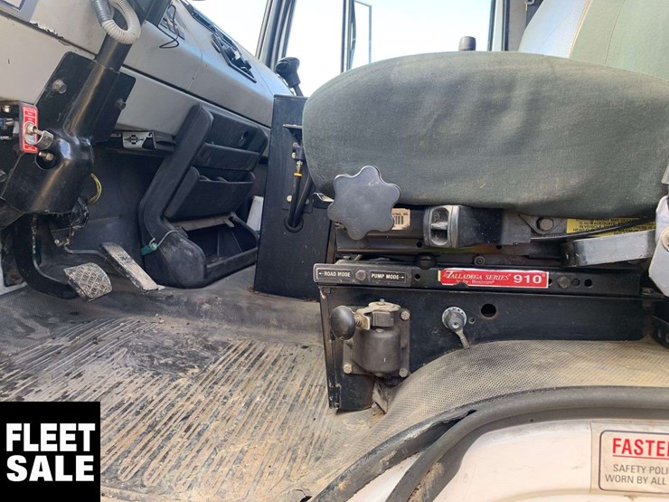 2003-freightliner-fl106-image-16