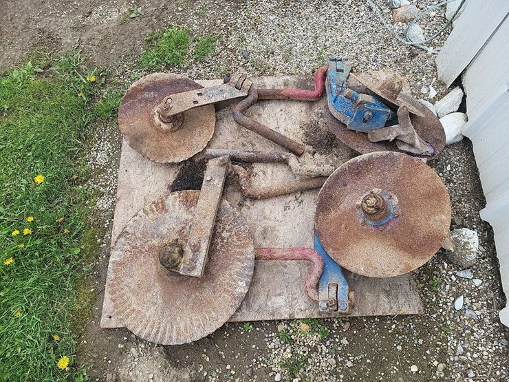(4)-international-moldboard-plow-coulters-image-6