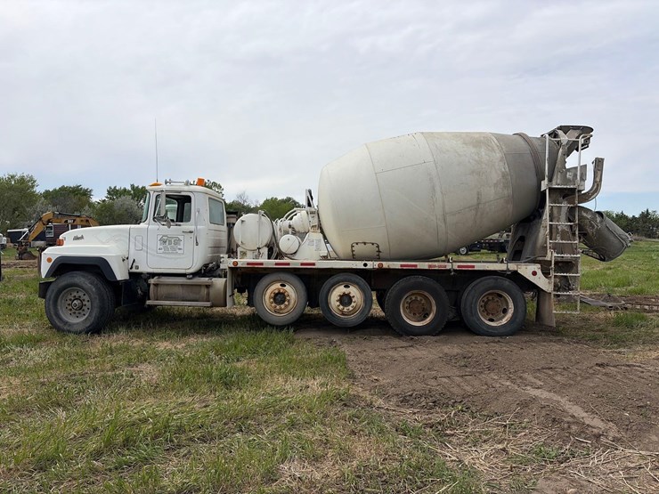 mack-cement-truck-image-7