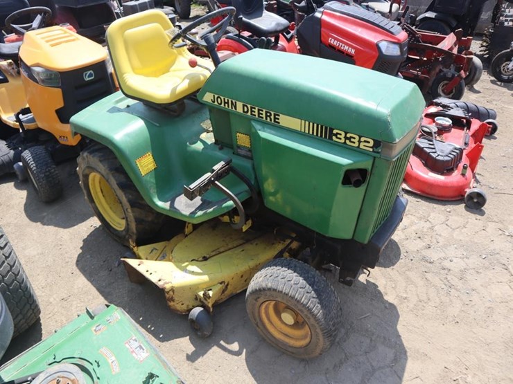 john-deere-332-image-1