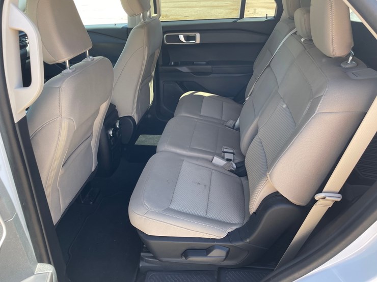 2022-ford-explorer-image-24