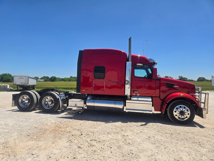 2023-peterbilt-567-image-24