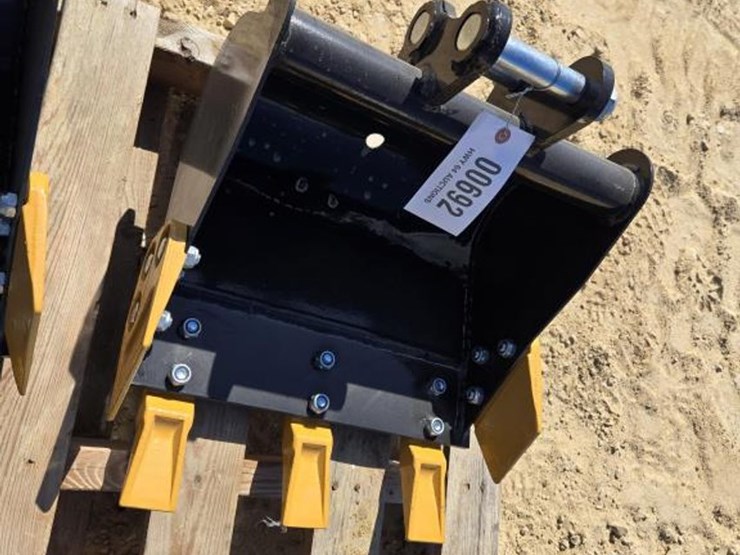 #692-•-new-sdlanch-mini-excavator-16"-tooth-bucket-image-1
