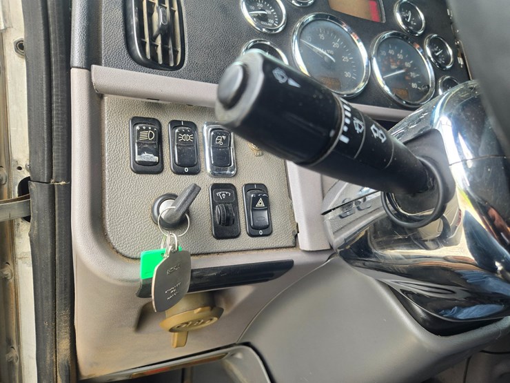 2016-peterbilt-389-image-61