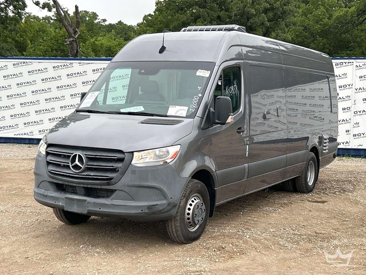 2021-mercedes-benz-sprinter-4500-image-1