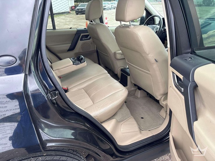 2014-land-rover-lr2-hse-image-24
