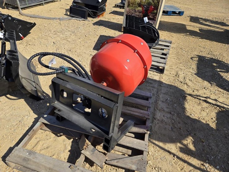 #682-•-new-sdlanch-mini-skid-steer-concrete-mixing-bucket-image-3