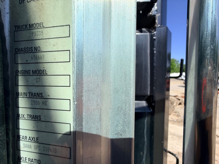 2006-peterbilt-335-image-35