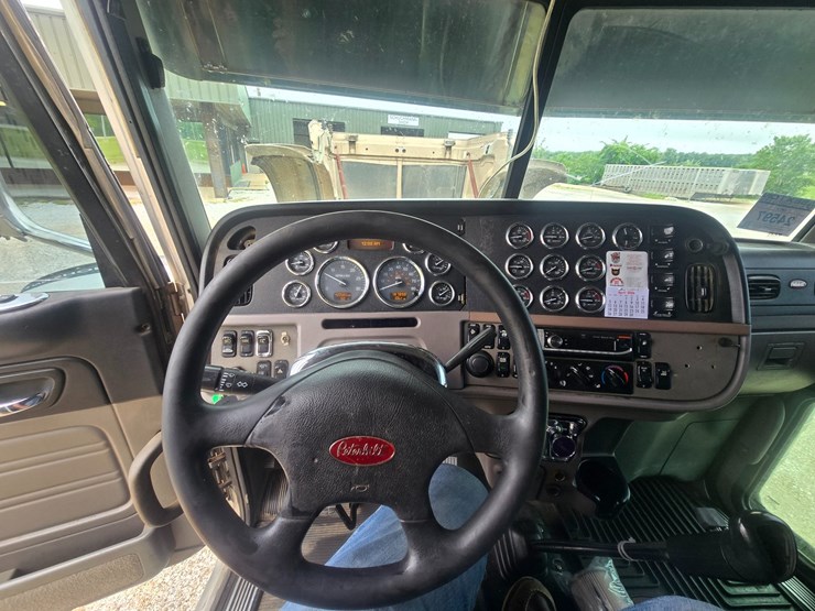 2016-peterbilt-389-image-62