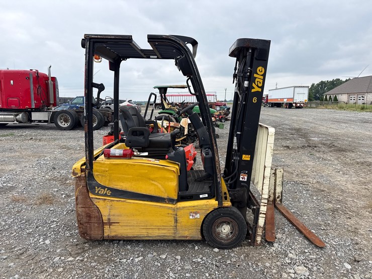 #49156-•-2021-yale-pneumatic-tire-forklift-g807n161450-image-3