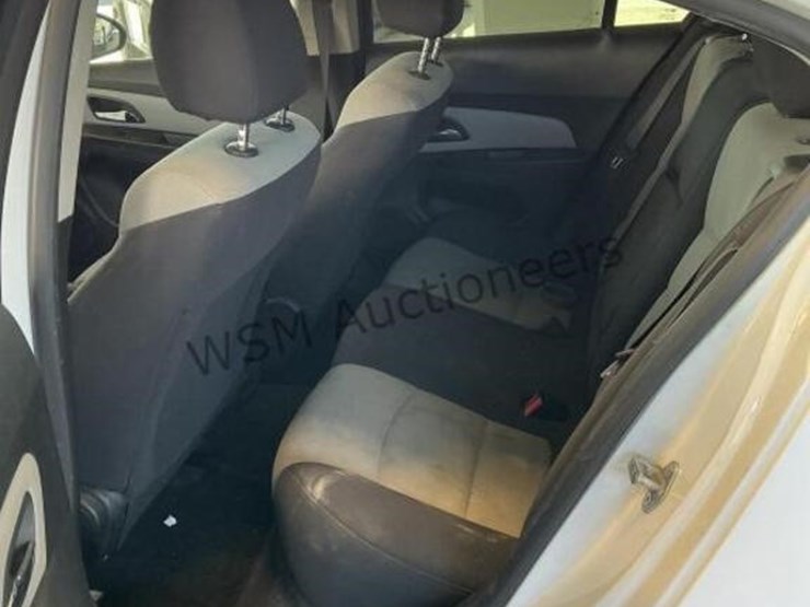 2013-chevrolet-cruze-ls-sdn-image-21