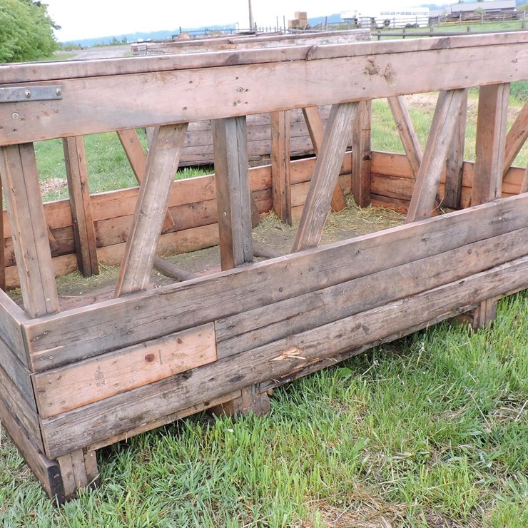 WOODEN HAY FEEDER 295