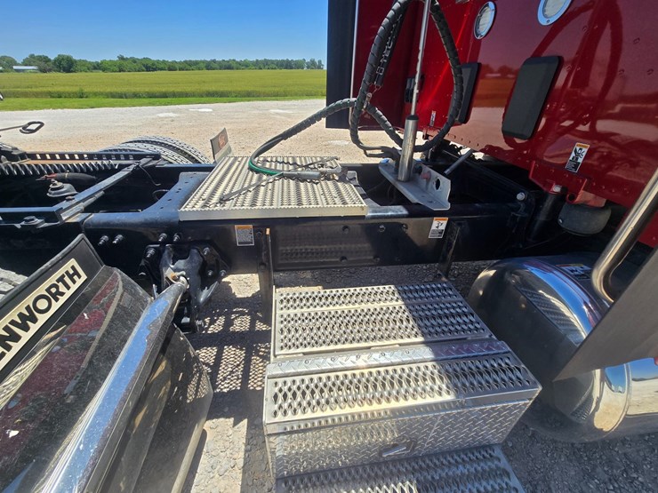 2023-peterbilt-567-image-96