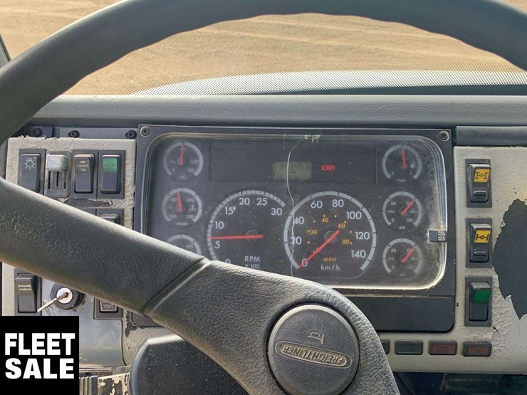 2003-freightliner-fl106-image-18