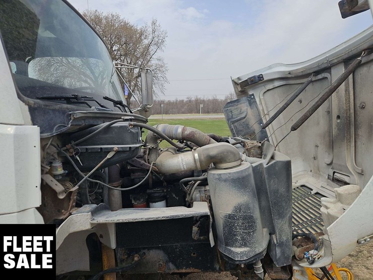 2002-freightliner-fl80-image-36
