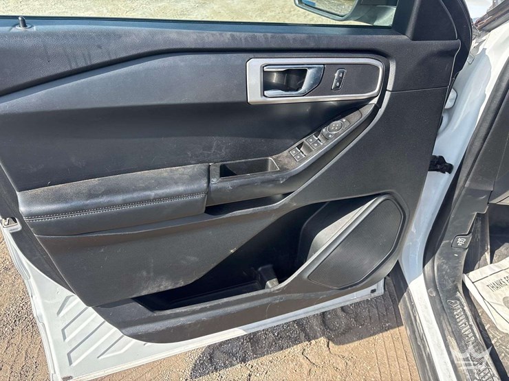 2020-ford-explorer-image-10