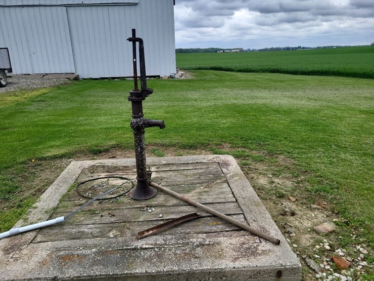 antique-water-pump*buyer-is-responsible-for-removal*-image-1