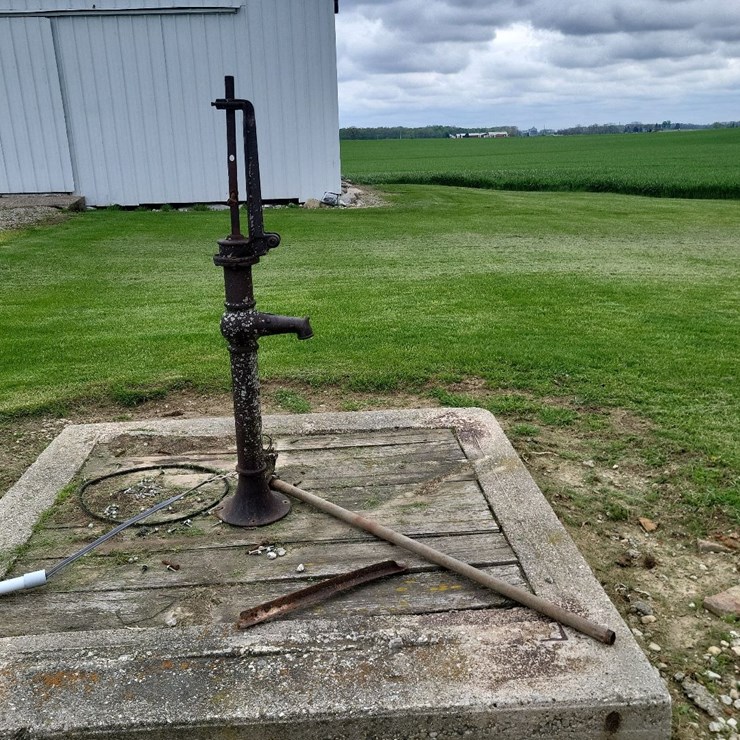 Antique Water Pump*BUYER IS RESPONSIBLE FOR REMOVAL*