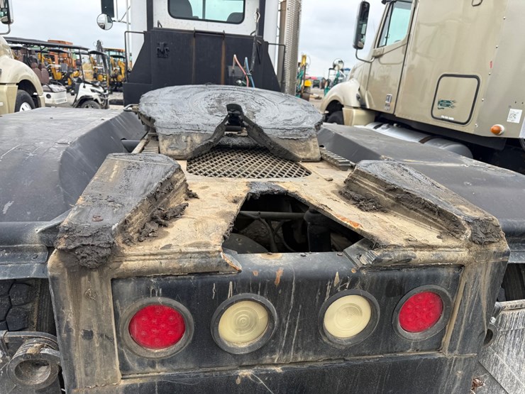 peterbilt-357-image-9