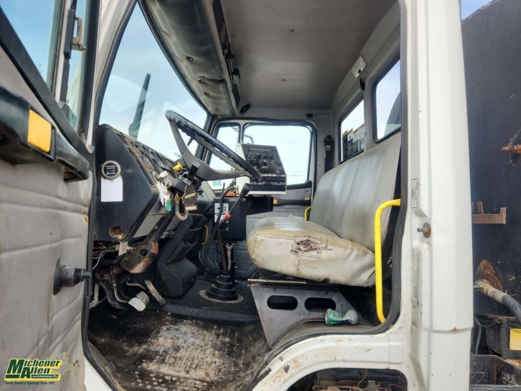 1999-freightliner-fl70-image-10
