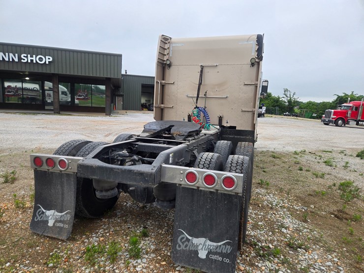 2016-peterbilt-389-image-16