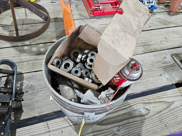 #6205-•-bucket-of-small-assorted-bearings-image-1