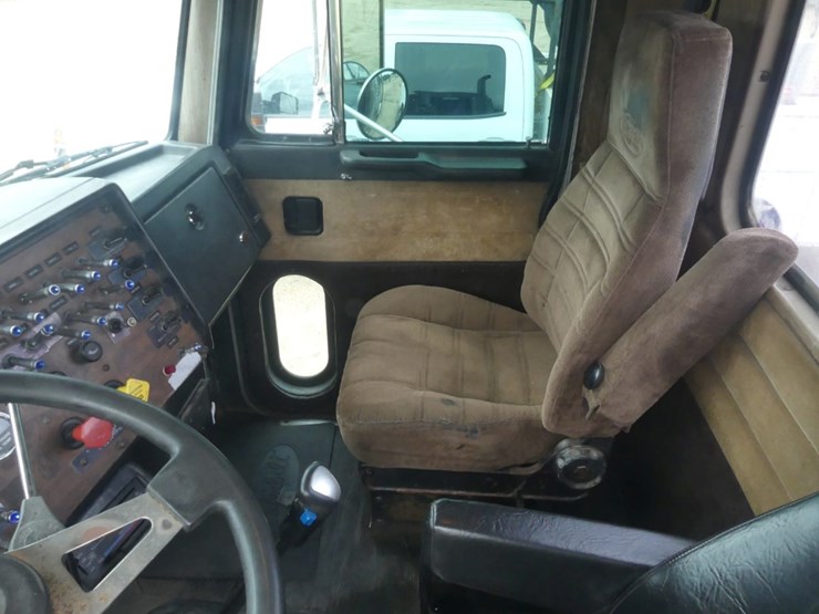 1994-peterbilt-379-image-17