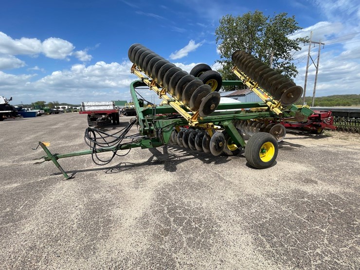 john-deere-220-image-5