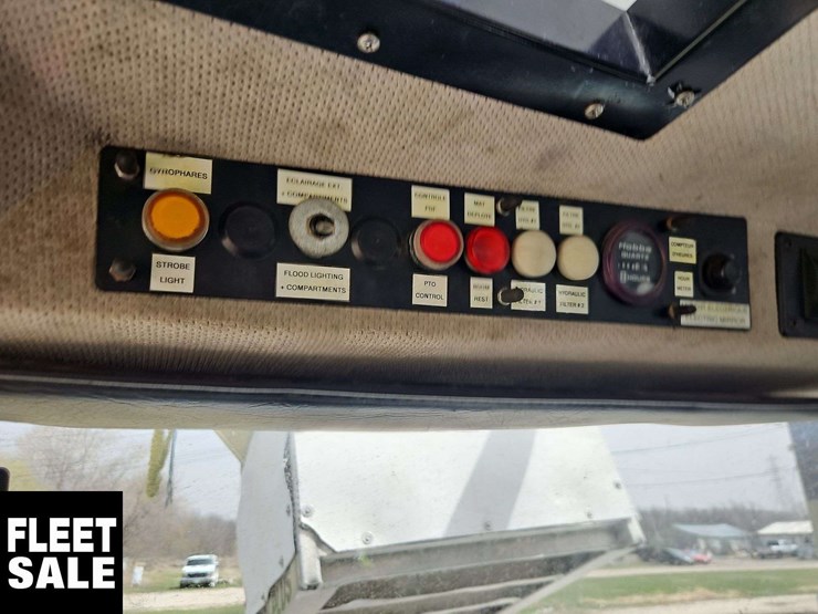 2002-freightliner-fl80-image-19
