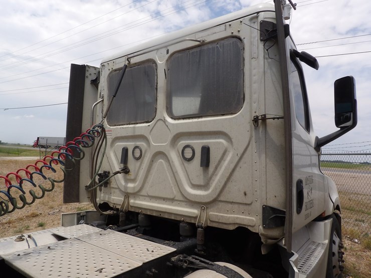 2019-freightliner-cascadia-126-image-12