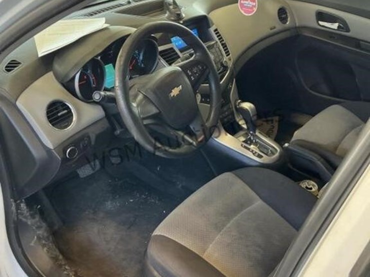 2013-chevrolet-cruze-ls-sdn-image-19