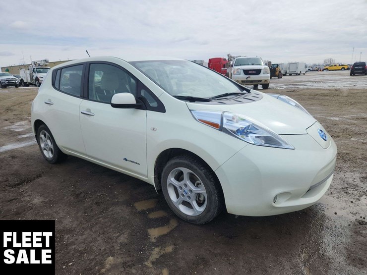 2011-nissan-leaf-sl-4dr-hatchback-image-2