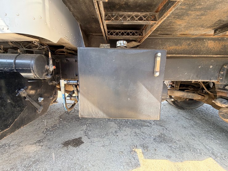 2006-peterbilt-335-image-45