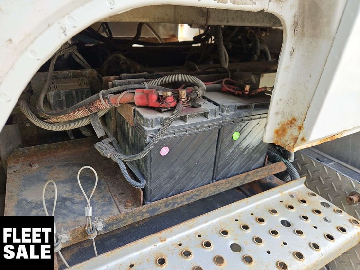 2002-freightliner-fl80-image-23
