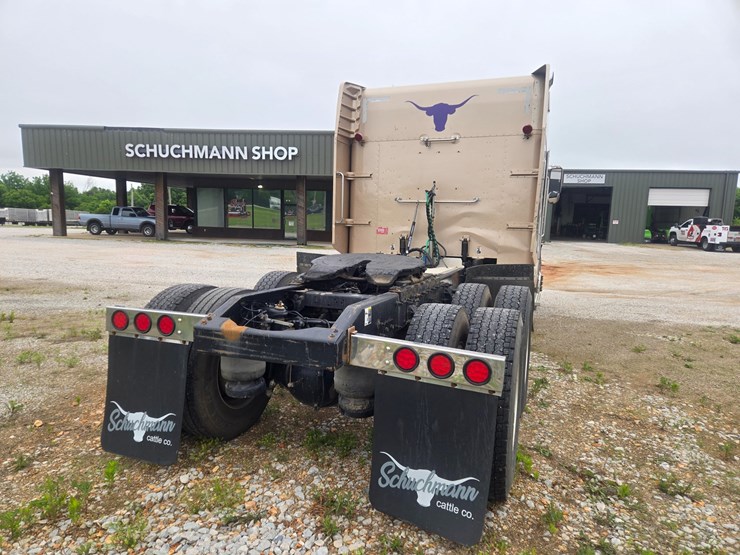 2016-peterbilt-389-image-15