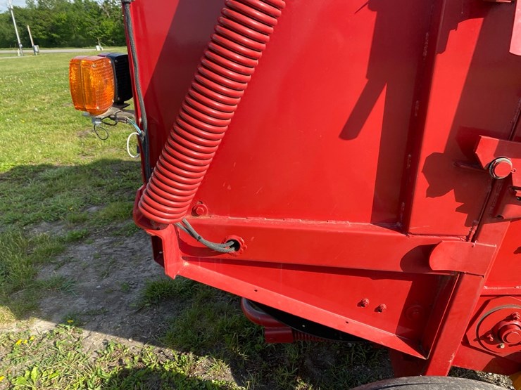 new-holand-7050-4x4-rd-baler-image-27