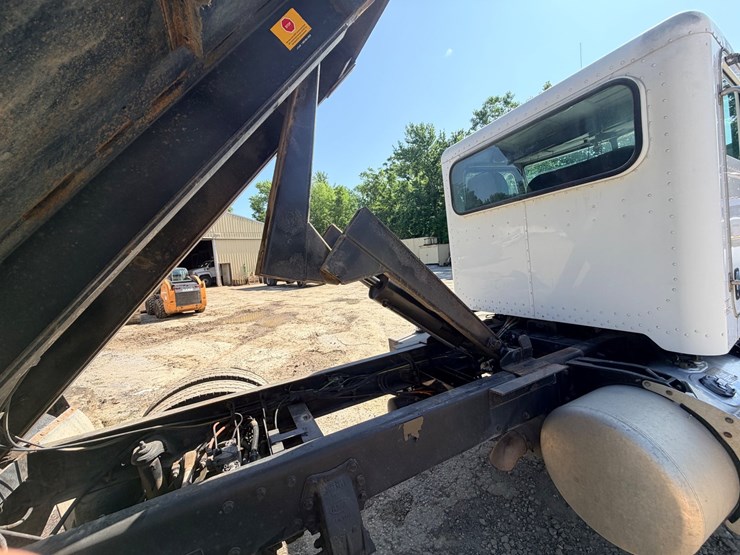 2006-peterbilt-335-image-57