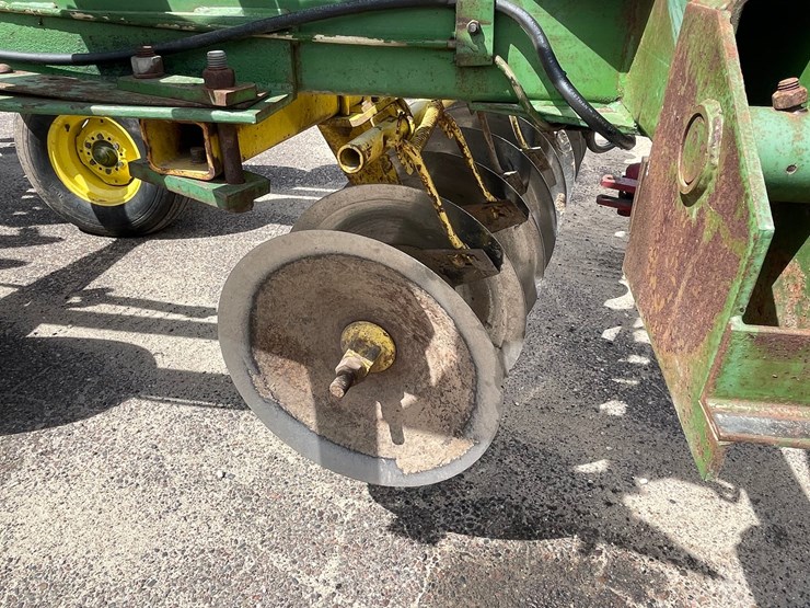 john-deere-220-image-11