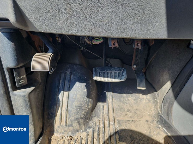 2012-ford-cargo-image-22