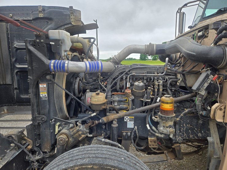 2016-peterbilt-389-image-31