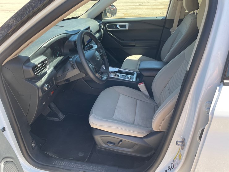2022-ford-explorer-image-27