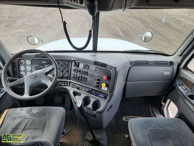 2005-freightliner-columbia-120-image-22