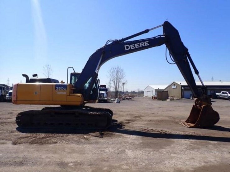 2017-deere-250g-lc-image-3