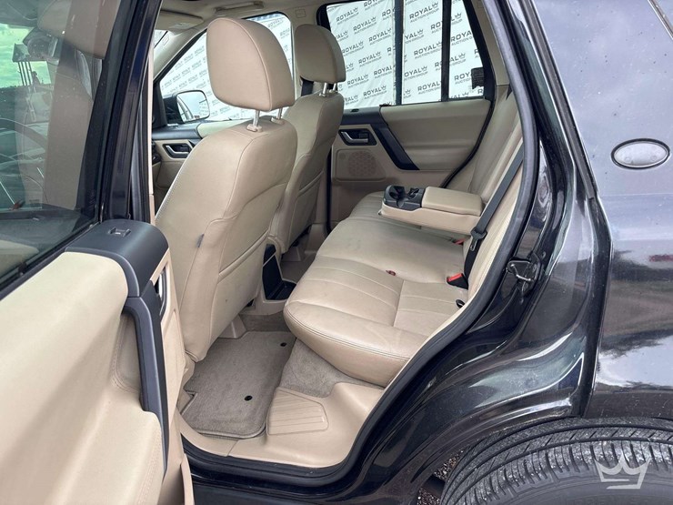 2014-land-rover-lr2-hse-image-23