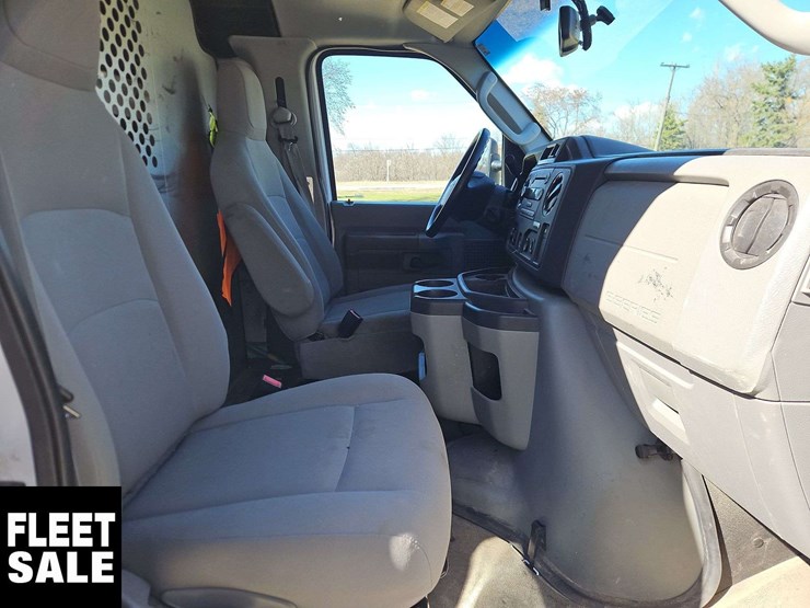 2014-ford-cargo-image-23