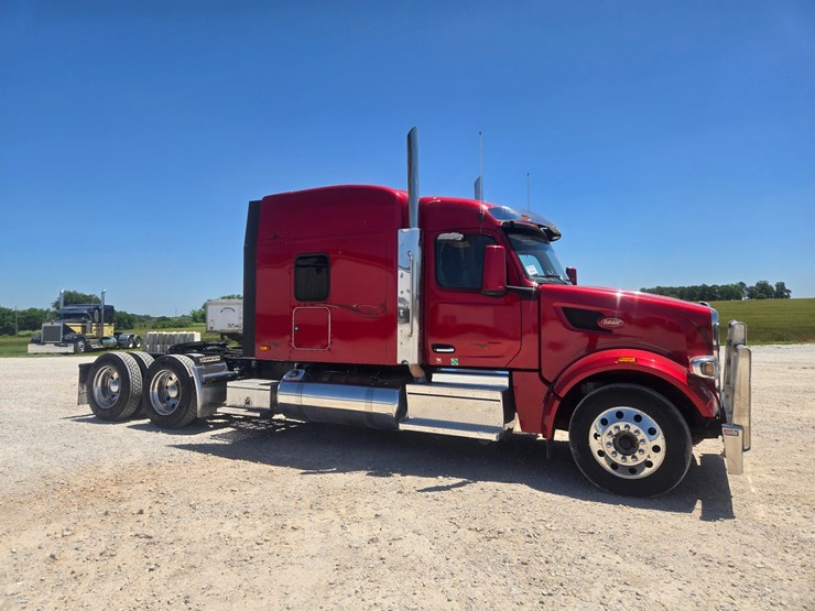 2023-peterbilt-567-image-26