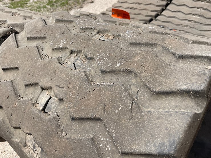 #8786-•-set-of-rubber-skidsteer-tracks-image-3