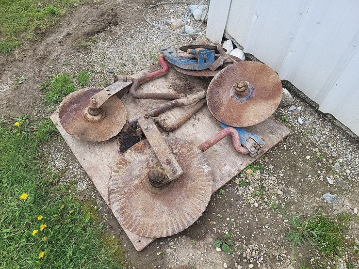 (4)-international-moldboard-plow-coulters-image-4