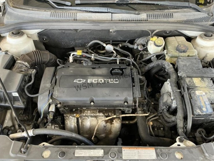 2013-chevrolet-cruze-ls-sdn-image-9